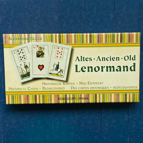 Lenormand kortų rinkinys Königsfurt‑Urania, senovinių iliustracijų dėžutės priekinė pakuotė su trimis kortomis