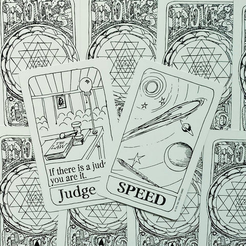 Orakulo kortos juodai baltas iliustruotas artimas planas su dviem atvertomis kortomis Judge ir Speed ant dekoratyvių nugarėlių