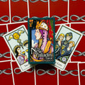 Tarot kortos New Palladini su dėžute priekyje ir trimis atverstomis kortomis ant raudonų nugarėlių fono