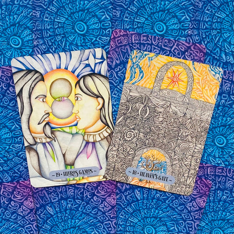 tarot kortos rinkinys su kortomis 19 Hieros Gamos ir 18 Heaven’s Gate, spalvotos iliustracijos ant mėlyno ornamentinio fono
