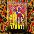 Taro kortų rinkinys Mystical Realm – dėžutė su ryškiu geltonu viršeliu ir mago kortos iliustracija