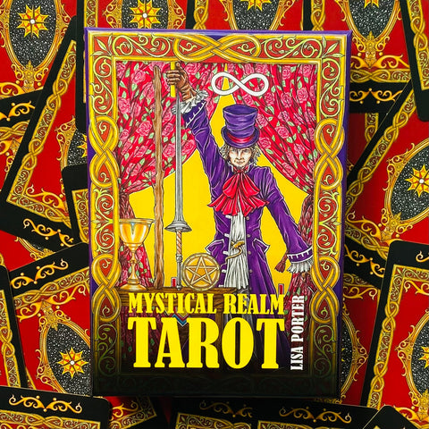 Taro kortų rinkinys Mystical Realm – dėžutė su ryškiu geltonu viršeliu ir mago kortos iliustracija