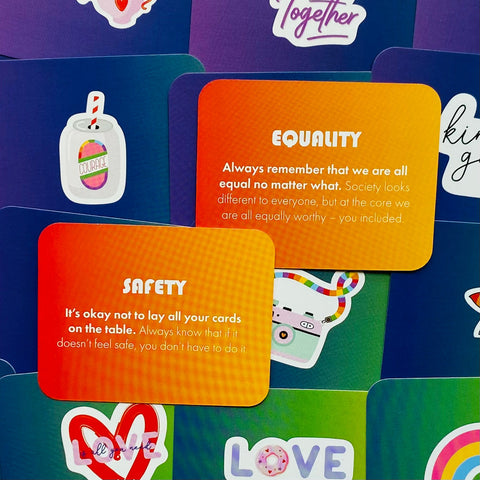 Kortelės su oranžiniais gradientais ir įkvepiančiais užrašais Safety ir Equality, skirtos emocinei paramai ir žaidimui