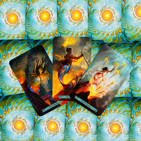 Tarot kortos su ryškiomis vandenų ir liepsnos iliustracijomis, trijų kortų išdėstymas parodytas iš priekio