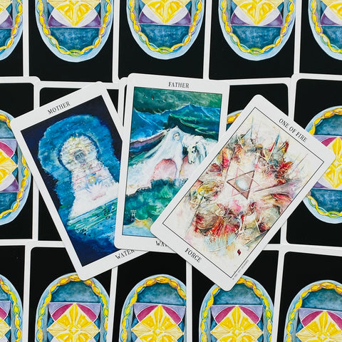 Tarot kortos akvarelinis rinkinys, trijų kortų atverstas išdėstymas su mėlynomis ir ryškiomis iliustracijomis, nugarėlės ornamentas matomas fone