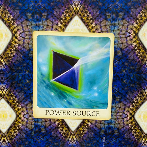 orakulo korta Power Source su mėlyna trikampe ir žalia aura, detalus priekio artinimas
