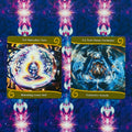 Tarot kortos, dviejų kortų komplektas: kairėje Masculine Twin su šviesia aure, dešinėje Twin Flame mėlyna schema, priekinis planas