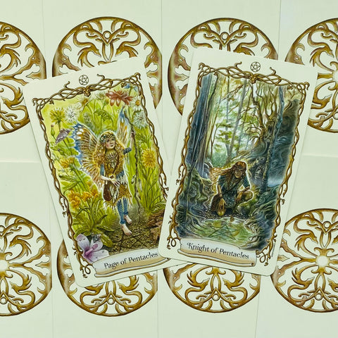 Tarot kortos, dvi atverstos — Page of Pentacles ir Knight of Pentacles, detalūs iliustruoti priekiai ant ornamentuoto balto fono