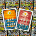 tarot kortos su dviem skirtingais dizainais — oranžine ir rožine priekine puse, matomas kupelių motyvas ant kortų fono