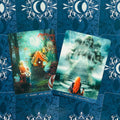 tarot kortos dviejų kortų rinkinys su Hansel and Gretel ir Vassilissa the Beautiful iliustracijomis ant mėlyno raštuoto fono, rodoma pasvirusi