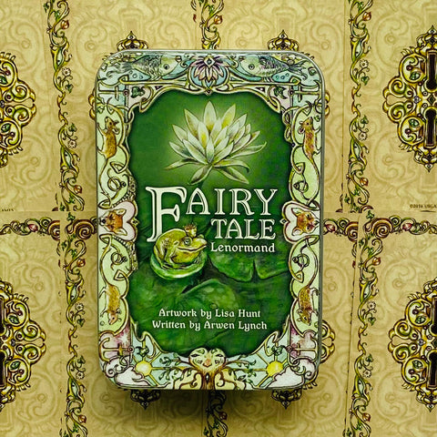 Lenormand kortų rinkinys Fairy Tale metalinėje žalia dėžutėje su lelija ir varlė ant dangčio, matomas priekis