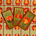 Tarot kortos raudonais ir auksiniais motyvais, trijų kardų kortų plokščias išdėstymas su detaliomis iliustracijomis ir ornamentine nugarėle