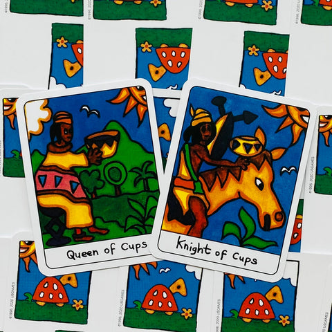 Tarot kortos ryškiais piešiniais, dvi matomos — Queen of Cups ir Knight of Cups ant baltos fono, apvalūs kampai