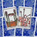 tarot kortos — atvertos Four of Rods ir Five of Rods kortos su baltu rėmeliu ant mėlyno bangų raštuotos galinės kortos