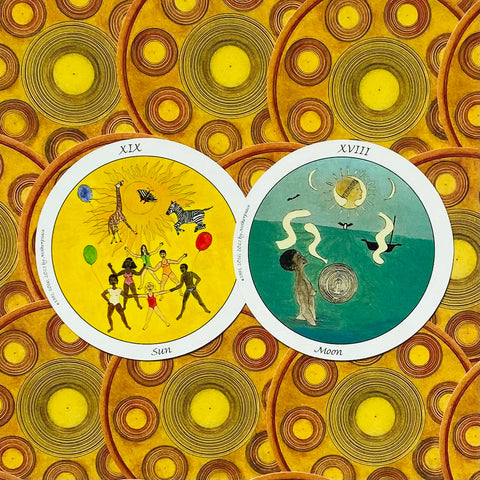 tarot kortos – apvalūs „Sun“ ir „Moon“ kortų piešiniai šalia vienas kito, ryški geltona apskritimų tekstūra fone