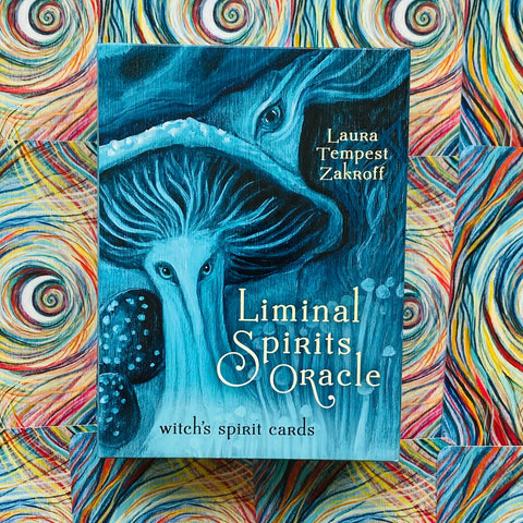 Liminal Spirits Oracle kortos — mėlynas dėklas su Laura Tempest Zakroff vardu ir paslaptinga grybo iliustracija ant spalvoto spiralinio fono