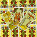 Tarot kortos, geltona rožių nugarėlė, trijų taurų išdėstymas su viena centre ir dvi pasvirusios šonuose, unikalus dizainas