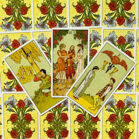 Tarot kortos, geltona rožių nugarėlė, trijų taurų išdėstymas su viena centre ir dvi pasvirusios šonuose, unikalus dizainas