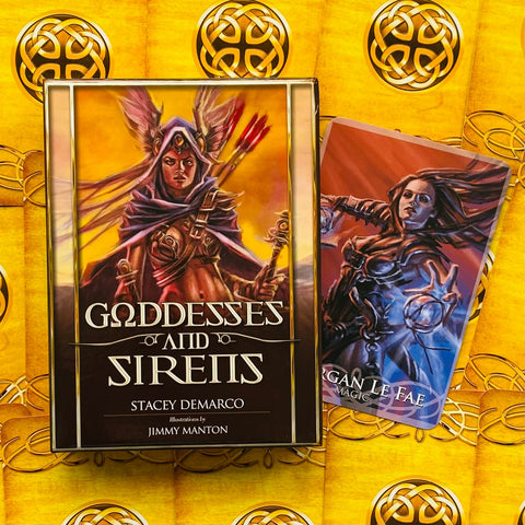 Kortų rinkinys Goddesses and Sirens su aukso geltona dėžute, matomas priekinis viršelis ir pridėta Morgan le Fae meno korta
