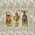 Tarot kortos ranka dažytos senovinės trys kortos — Ratas ir dvi figūros ant ornamentinės nugarėlės, parduotuvės variantas