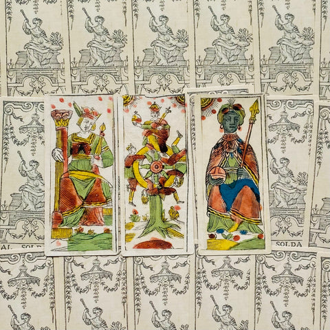 Tarot kortos ranka dažytos senovinės trys kortos — Ratas ir dvi figūros ant ornamentinės nugarėlės, parduotuvės variantas