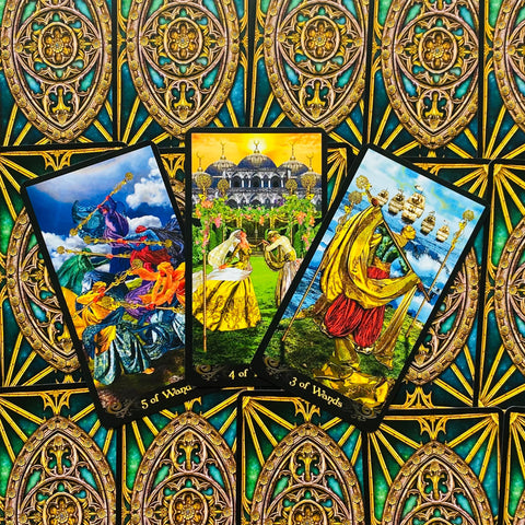 Tarot kortos trijų kortų fano – spalvingi 5, 4 ir 3 Lazdų sprendimai ant ornamentuotų žalvario‑žalių nugarėlių, aiškios meninės detalės