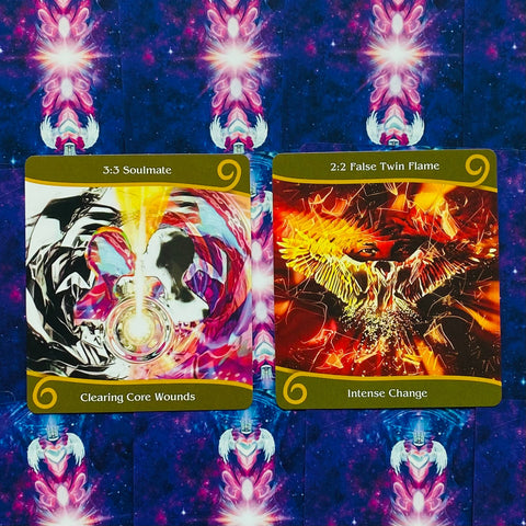Tarot kortos dviejų kortų išrikiavimas su „Soulmate“ ir „False Twin Flame“, ryškūs violetiniai kosminiai fonai ir intensyvios spalvos
