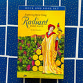 Radiant Rider‑Waite taro rinkinys geltonoje dėžutėje su knyga, priekyje figūra ir pentaklių monetos, fone mėlyni kortų nugarėlių raštai