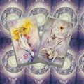 tarot kortos su akvareline estetika — dvi atviros kortos (Trijų ir Keturių kardų) ant violetinio mėnulio fono, parodytas meno variantas