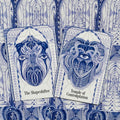 Tarot kortos, arti fiksuotos dvi mėlynos frontalinės kortos — The Shapeshifter ir Temple of Contemplation, skirtingi piešiniai