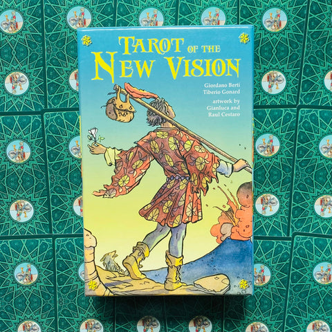 Tarot kortos 'Tarot of the New Vision' dėžutės priekinis viršelis su keliautojo iliustracija ir žaliomis kortų nugarėlėmis