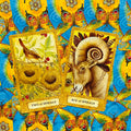 Tarot kortos Ace of Spirals ir Two of Spirals iš aukso tonuoto spiralių komplekto, ryškūs geltoni ir mėlyni drugelių motyvai