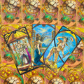 Tarot kortos steampunk stiliaus, trys priekinės kortos su skirtingais personažais ir laikrodžių fonu