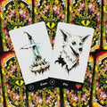 Tarot kortos su baltomis iliustracijomis, arti parodytos kortos Dog ir Tower ant ryškios ornamentuotos nugarėlės