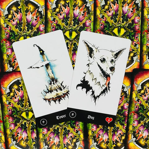 Tarot kortos su baltomis iliustracijomis, arti parodytos kortos Dog ir Tower ant ryškios ornamentuotos nugarėlės