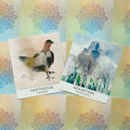 orakulo kortos akvarelinis rinkinys: dvi atviros kortos Partridge (Knowledge) ir Mountain (Transcendence) ant pastelinio fono