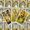 tarot kortos – trys Pentaklių kortos su detaliais akvareliniais piešiniais priekyje, spalvotas fonas