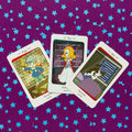 Tarot kortos iliustruotas rinkinys, trijų kardų išklotinė (Page, Ten, Nine) ant violetinio fono su mėlynom žvaigždėm
