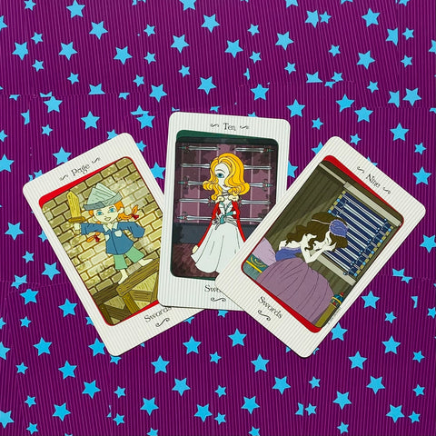 Tarot kortos iliustruotas rinkinys, trijų kardų išklotinė (Page, Ten, Nine) ant violetinio fono su mėlynom žvaigždėm