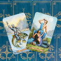 Tarot kortos, dvi atverstos kortos (Riteris taurėje ir Puslapis taurėje) ant mėlyno ornamentuoto fono, parodytos iš viršaus