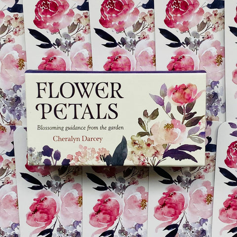Flower Petals kortų rinkinys Cheralyn Darcey: kremiška dėžutė su vandens dažų gėlių raštu ant dekoratyvaus fono