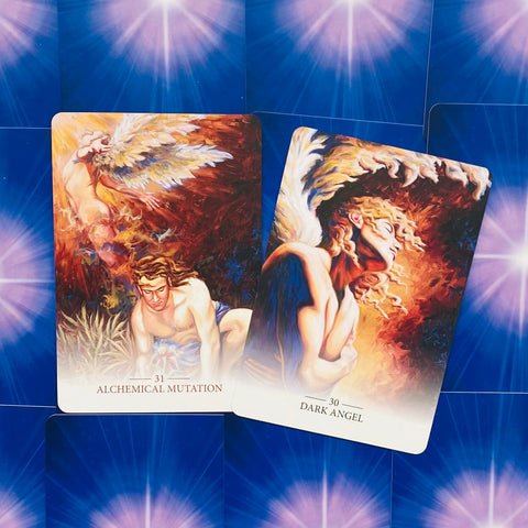 tarot kortos su atverstu dvispalviu dizainu, matomos kortos Alchemical Mutation ir Dark Angel ant mėlyno spindinčio fono