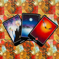 Tarot kortos Osho Zen, trys ryškios kortos ant abstraktaus raštuoto fono, išdėstytos iš viršaus, skirtingos temos