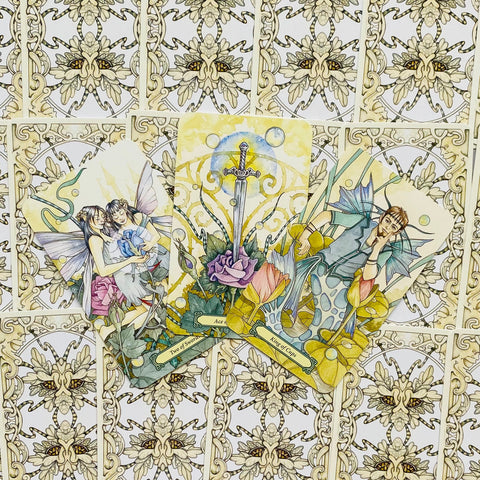 Tarot kortos su akvarelinėmis iliustracijomis — trys atvertos kortos (Kardų tūzas, Dviejų kardų, Taurių karalius) ant dekoratyvios nugarėlės