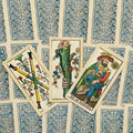 Tarot kortos Piacenza, priekinės trys kortos (lazdos, rąstas, Re di Danari) ant mėlynos ornamentuotos nugarėlės
