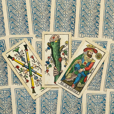 Tarot kortos Piacenza, priekinės trys kortos (lazdos, rąstas, Re di Danari) ant mėlynos ornamentuotos nugarėlės
