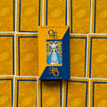 Tarot kortos Quick & Easy, geltonai‑mėlyna dėžutė centre ant išskleistų kortų nugarėlių, matomas prekės dizainas