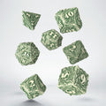 RPG kauliukai žaliais ornamentais, 7 dalių rinkinys (d4–d20) su reljefiniais skaičiais skraidantys prieš baltą foną