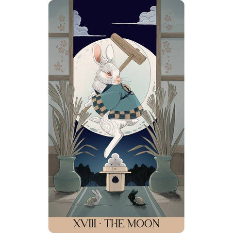 Tarot korta Mėnulis, balta triušio iliustracija su plaktuku prieš pilnatį, mėlyna apranga ir dekoratyvios vazos