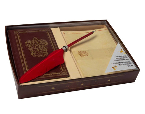 Rašymo rinkinys Gryffindor rudoje dovanų dėžutėje su ryškiai raudona plunksna, kišeniniu užrašų knygute ir vokais